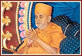 Swamishri chant the Swaminarayan mahamantra, praying for world peace and harmony