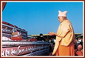 Swamishri offers flowers at the mantra vedika