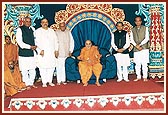 Swamishri on stage with dignitaries