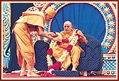 Senior sadhus garland Swamishri