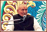 Haka Bapu of Sarangpur addresses the assembly, recalling the inspiring life and times of Shastriji Maharaj and Yogiji Maharaj
