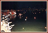 Over 5222 lighted divas were placed in the river. Sadhus and devotees were seated on the banks, enjoying the truly divine darshan 