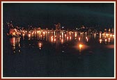Over 5222 lighted divas were placed in the river. Sadhus and devotees were seated on the banks, enjoying the truly divine darshan 