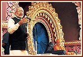 Chief Minister, Shri Narendra Modi, addresses the Swaminarayan Mahamantra Bicentenary assembly