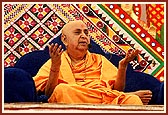 Swamishri addresses the assembly saying one should imbibe the color of satsang in one's life