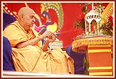 The climax of the festival arrives when Swamishri first colors Shri Harikrishna Maharaj