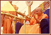 Swamishri finally sprays the colored water on all the sadhus