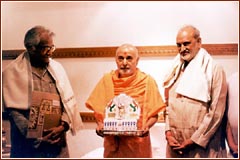 Mr George Fernandes with Swamishri and Thakorji in Sarangpur