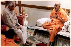 Pujya Pramukh Swami Maharaj engaged in a dialogue with the Hon. George Fernandes, Defence Minister of India