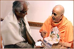 Swamishri explains the glory of Shri Harikrishna Maharaj to the Defence Minister