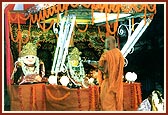 Pujya Bhagwatpriya Swami performs the Rathyatra  arti