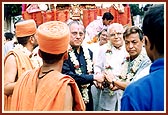 Shri Jagmohan Dalmiya and other dignitaries pull the Rath at the start of  the procession