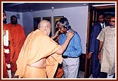 Pramukh Swami Maharaj greets the President in the meeting hall