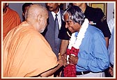 Pramukh Swami Maharaj garlands and welcomes the President