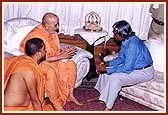 The President and Pramukh Swami Maharaj engaged in dialogue