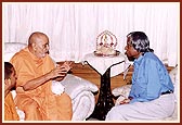 The President and Pramukh Swami Maharaj engaged in dialogue