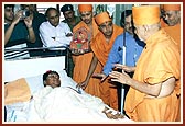 Swamishri blesses Hitesh Dharia, one of the volunteers injured in the terrorist attack