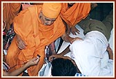 Swamishri blesses the three injured State Commandos