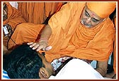 Swamishri blesses the three injured State Commandos