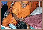 Swamishri blesses the three injured State Commandos