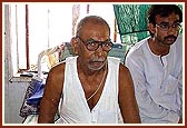 Swamishri blesses the injured victims of the terrorist attack in Akshardham 