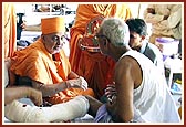 Swamishri blesses the injured victims of the terrorist attack in Akshardham 