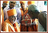 Swamishri blesses the injured victims of the terrorist attack in Akshardham 