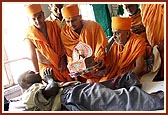 Swamishri visits the general ward to meet some of the victims of the terrorist attack in Akshardham