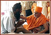 Swamishri blesses the injured victims of the terrorist attack in Akshardham 