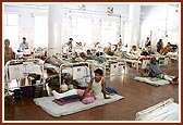 Swamishri visits the general ward to meet some of the victims of the terrorist attack in Akshardham