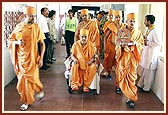 Swamishri visits the general ward to meet some of the victims of the terrorist attack in Akshardham