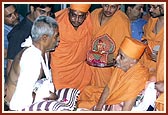 Swamishri blesses Satubha,a volunteer who bravely tried to stop the terrorists even after being shot