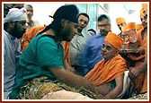 Swamishri blesses the injured victims of the terrorist attack in Akshardham 