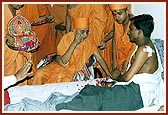 Swamishri blesses the injured victims of the terrorist attack in Akshardham 