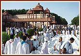 From 4.30 p.m. devotees and well wishers arrive for the condolence-prayer meeting at Akshardham 