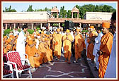 Swamishri arrives for the condolence assembly 