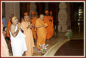 Swamishri and other religious leaders offer prayers in the main monument