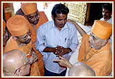 Swamishri introduces to the spiritual leaders Shri Khodsinh Jadav, the volunteer who closed the main door of the monument during the attack