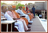 Swamishri with spiritual leaders on the monument podium during the assembly