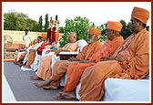 Swamishri with spiritual leaders on the monument podium during the assembly