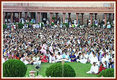 Views of the audience seated in the condolence assembly