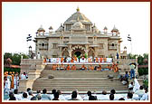 Swamishri and religious leaders seated on stage on the podium of the main monument 