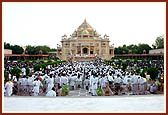 Views of the main monument and audience 