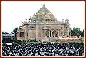 Views of the main monument and audience 