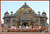 Swamishri with spiritual leaders on the monument podium during the assembly