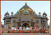 Swamishri and religious leaders seated on stage on the podium of the main monument 