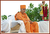 Swamishri and stage guests engrossed in prayer during the two minutes of silence observed in memory of the victims