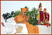 Swamishri blesses the condolence assembly