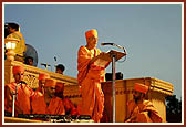 Pujya Ishwarcharan Swami delivers the vote of thanks to all who helped and sent messages of condolence