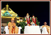 Swamishri and spiritual leaders offer mantra pushpanjali amidst Vedic chantings in respect to those who died in the carnage